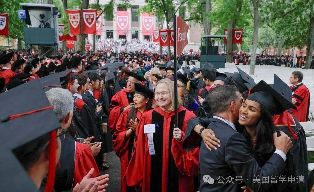演讲的中国女生蒋雨融来自青岛英高毕业本科